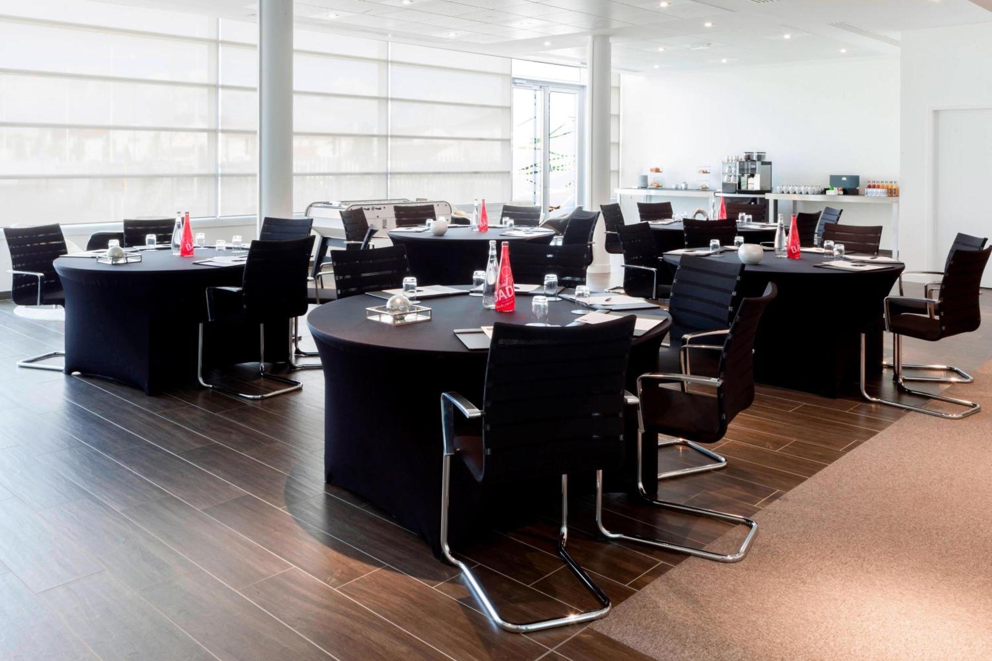Ac Hotel By Marriott Paris Le Bourget Airport Dugny Экстерьер фото